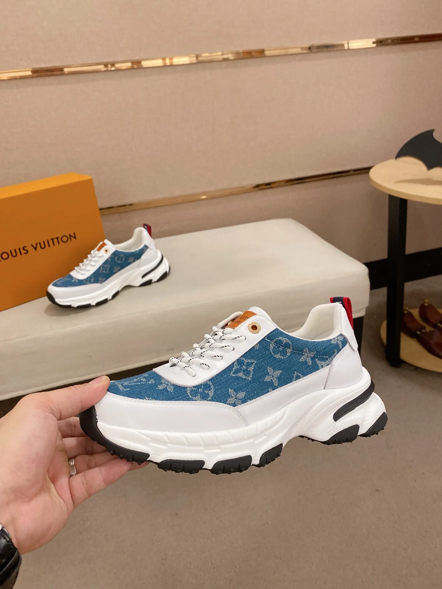 Men's shoes💰 442💰Louis Vuitton (Louis Vuitton/LV) top 🔍🔍 new models are on sale at the same time, the upper 🇮🇹 imported Italian first-layer cowhide, fully imported breathable mesh lining 💪💪, completely 1⃣️compared 1⃣️Reproduction🇮🇹💪💪, ⚠Sole: The original sole is specially provided by the original factory, the exclusive movable molded sole is super comfortable, ⚠Original factory follow-up goods, 🔍🔍high quality, you can enter and leave the counter at will, welcome to compare⚠. Code number: 38-44. Can be customized for 45 non-refundable!